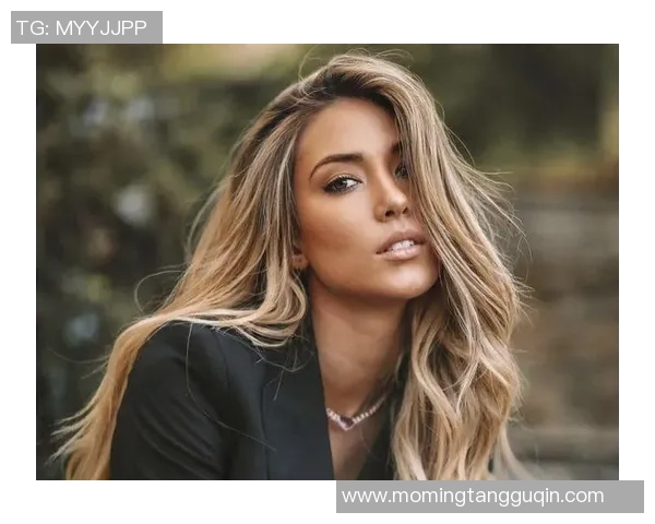 西班牙足球明星娇妻喜迎新生命怀孕消息引发热议与祝福